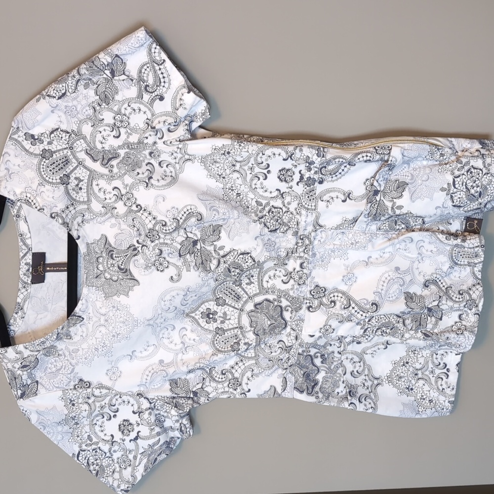 Jaanuu Scrub Top - Picture 2 of 5